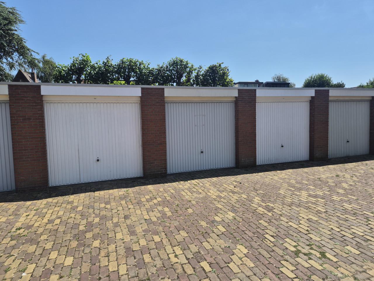 Te huur garagebox inclusief gronden