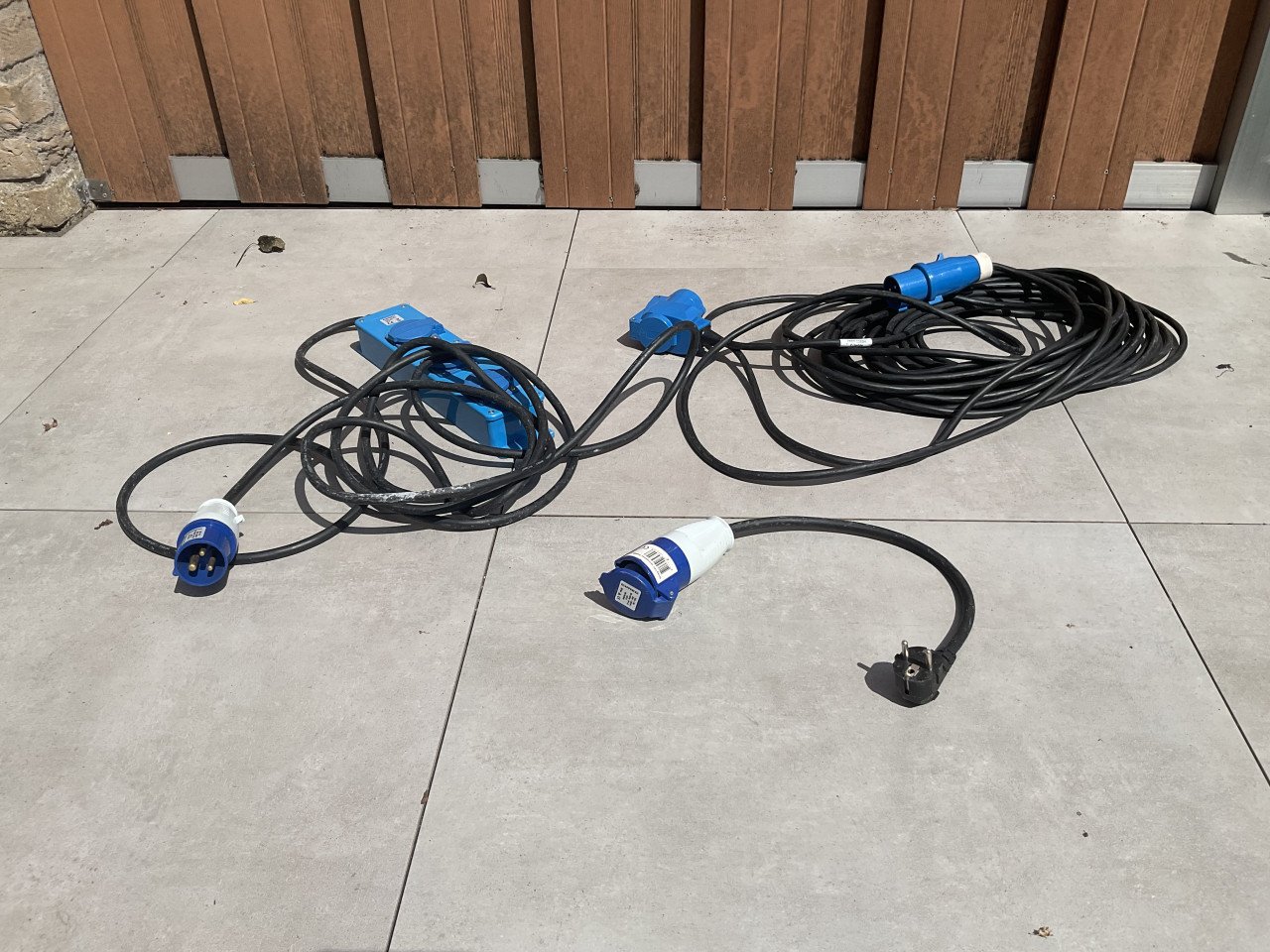 Kabel, stekkerdoos en koppelstuk