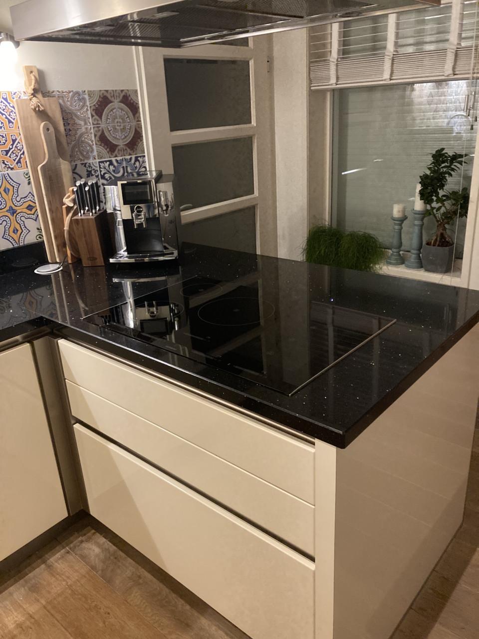 Complete keuken met inbouw apparatuur (U-opstelling)