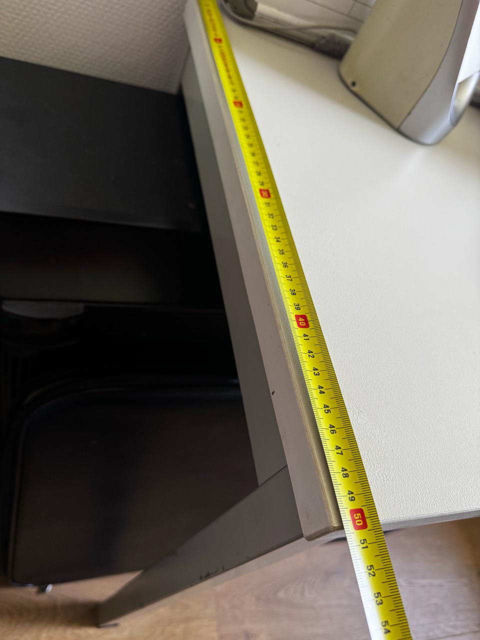 Smal stalen bureau 50 cm diep