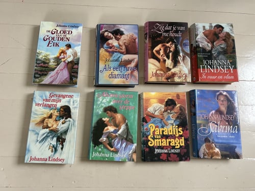 8 x Johanna Lindsey
