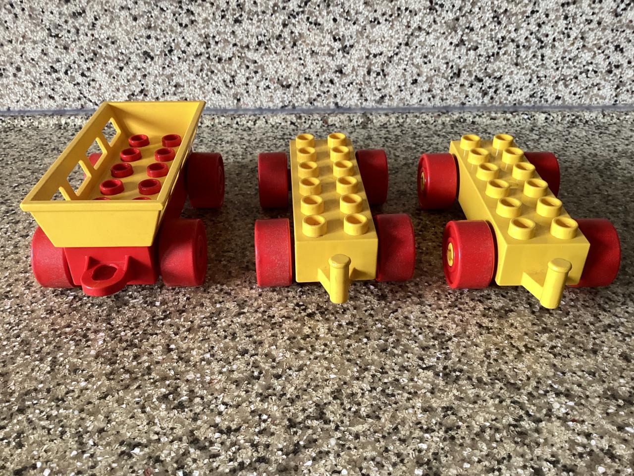 Heel veel Lego Duplo in vele kleuren en maten van blokjes. Poppetjes. Auto