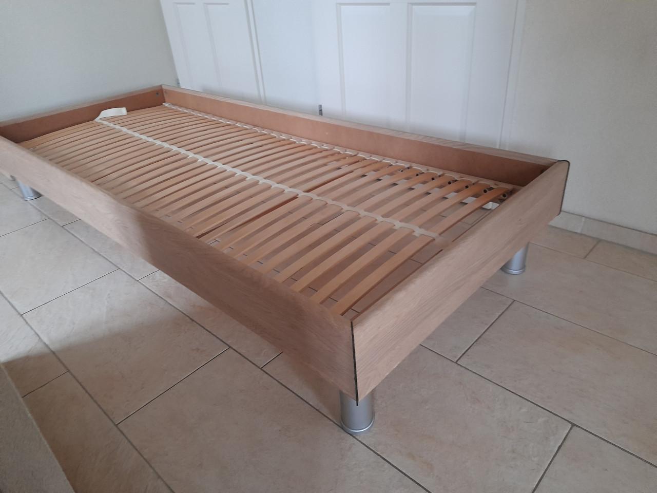1Persoons bed 90 x 220 (in goede staat )