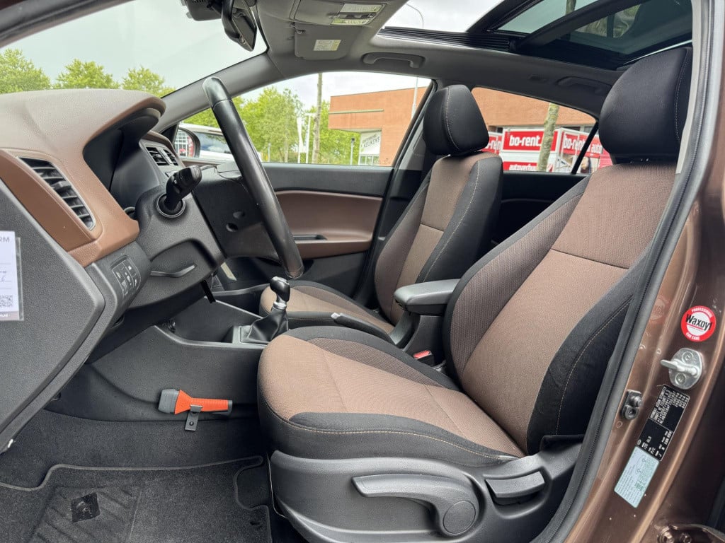 Hyundai I 20 1.2 hp i-motion premium | panoramadak | cruise & climate contr