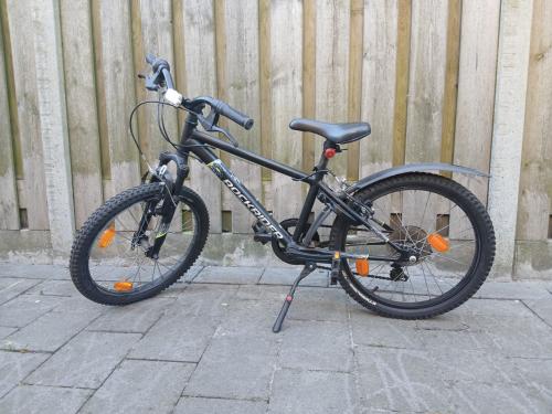 Fiets zwart Rockrider 20 inch en fiets geel/zwart Rockrider 24 inch.
