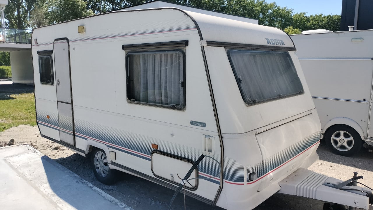 Adria caravan met voortent