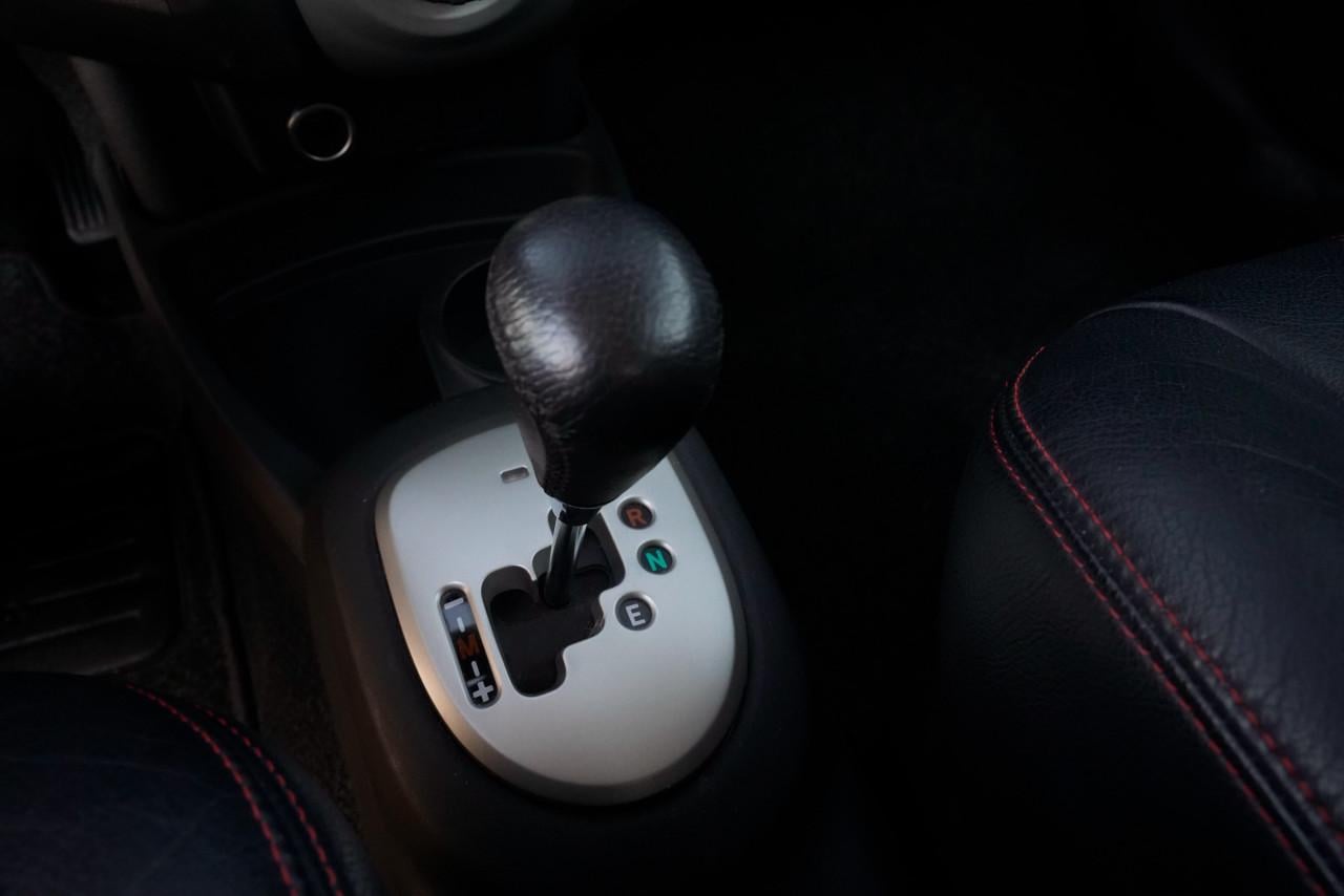 Toyota YARIS 1.3 VVTI SOL MMT/ Leder / Trekhaak / Automaat / Cruise control