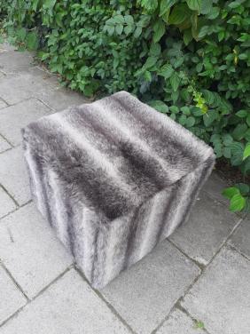 Poef met vacht......../ stoel / Poef-Naaibox