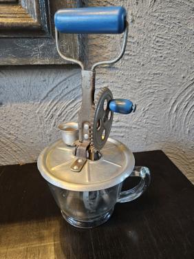 Jaren 50 mooie complete handmixer met glazen maatbeker