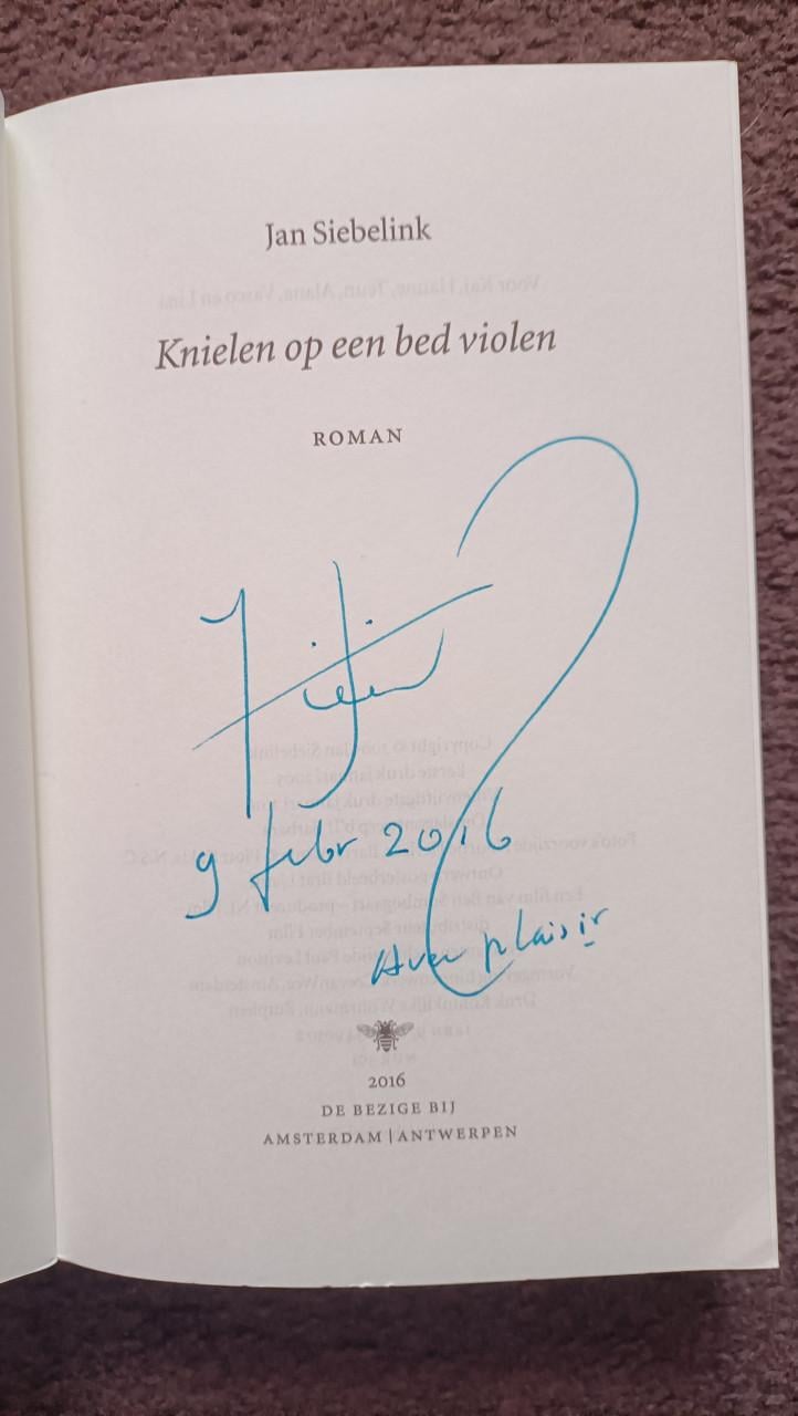 Gesigneerd boek van Jan Siebelink: Knielen op een bed violen.