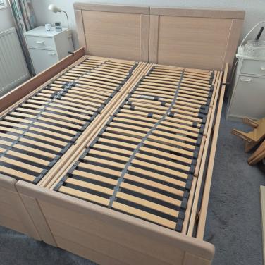 Senioren bed met elektrisch verstelbare lattenbodem