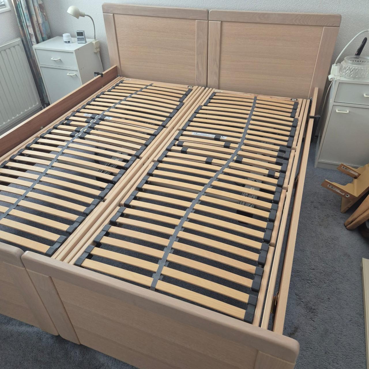 Senioren bed met elektrisch verstelbare lattenbodem