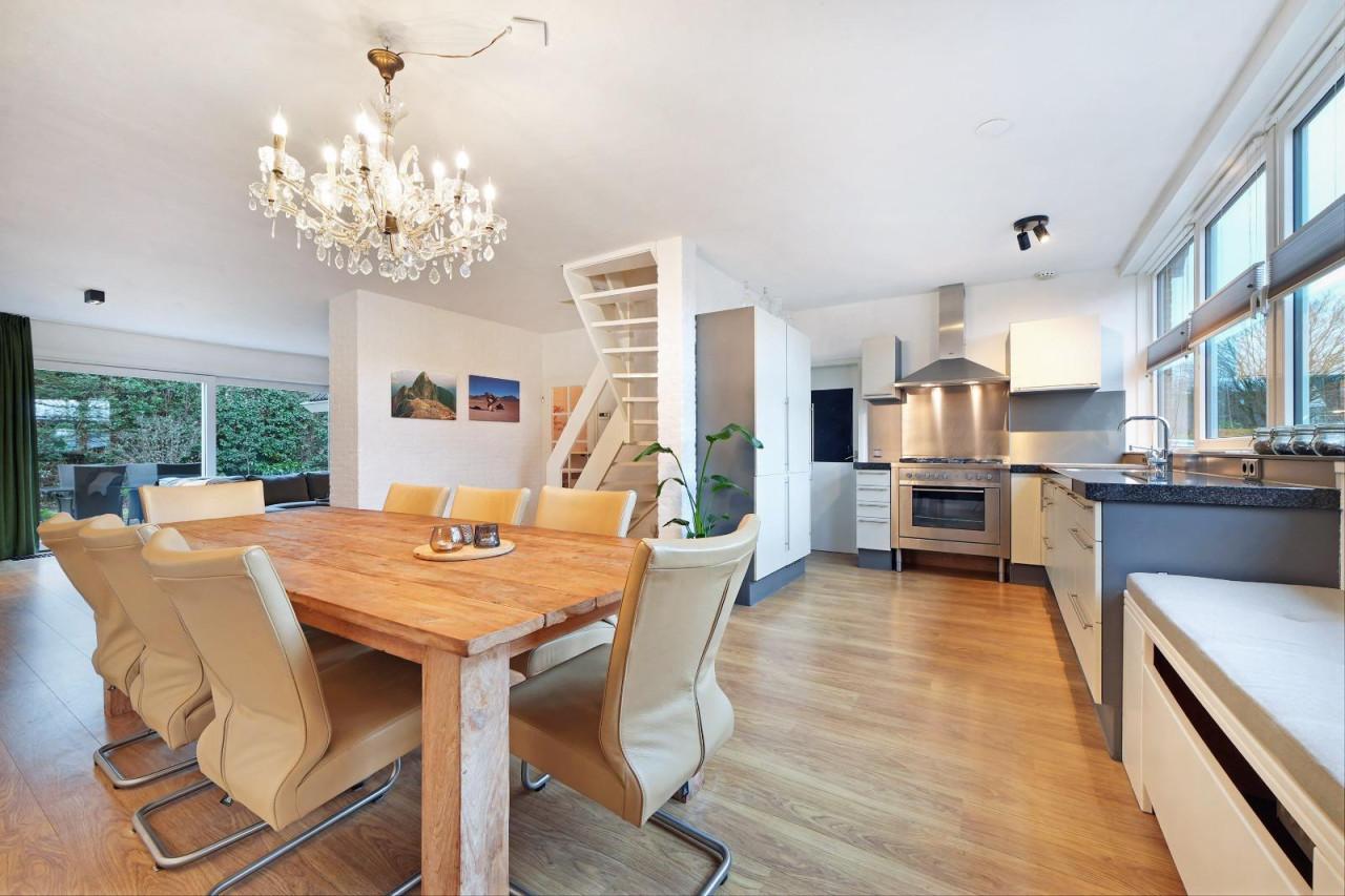 Robuuste houten eettafel met stoelen!