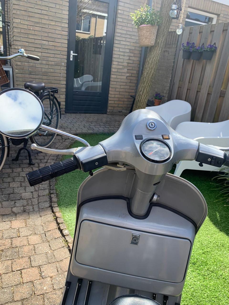Vespa P200E motorscooter, 1979