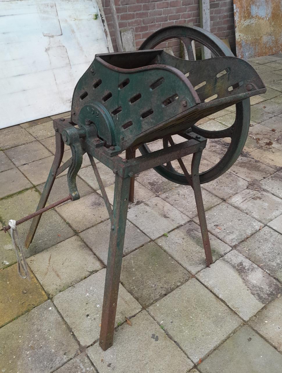 Ouderwetse bietenmolen van de Vleesschouwer