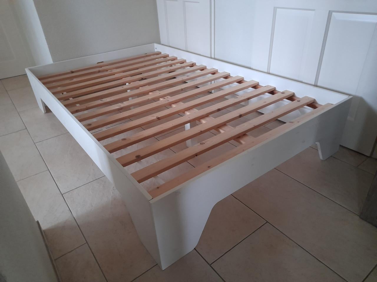 Massief houten bed met netjes en schoon matras 120 x 200 (in nette staat )