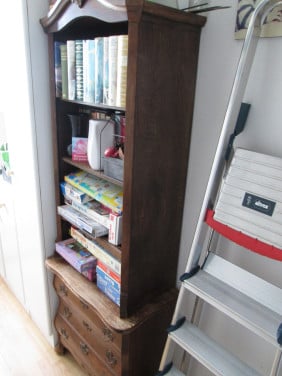 Buikkasje met opstaande boekenkast