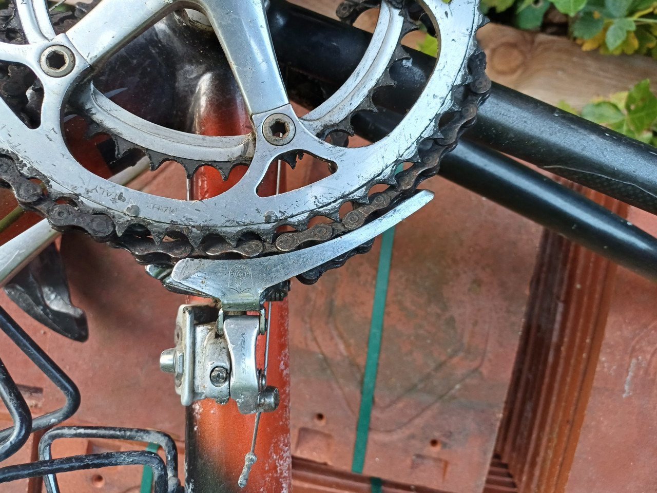 Oude race en moutenbike met campagnolo en shimano onderdelen.