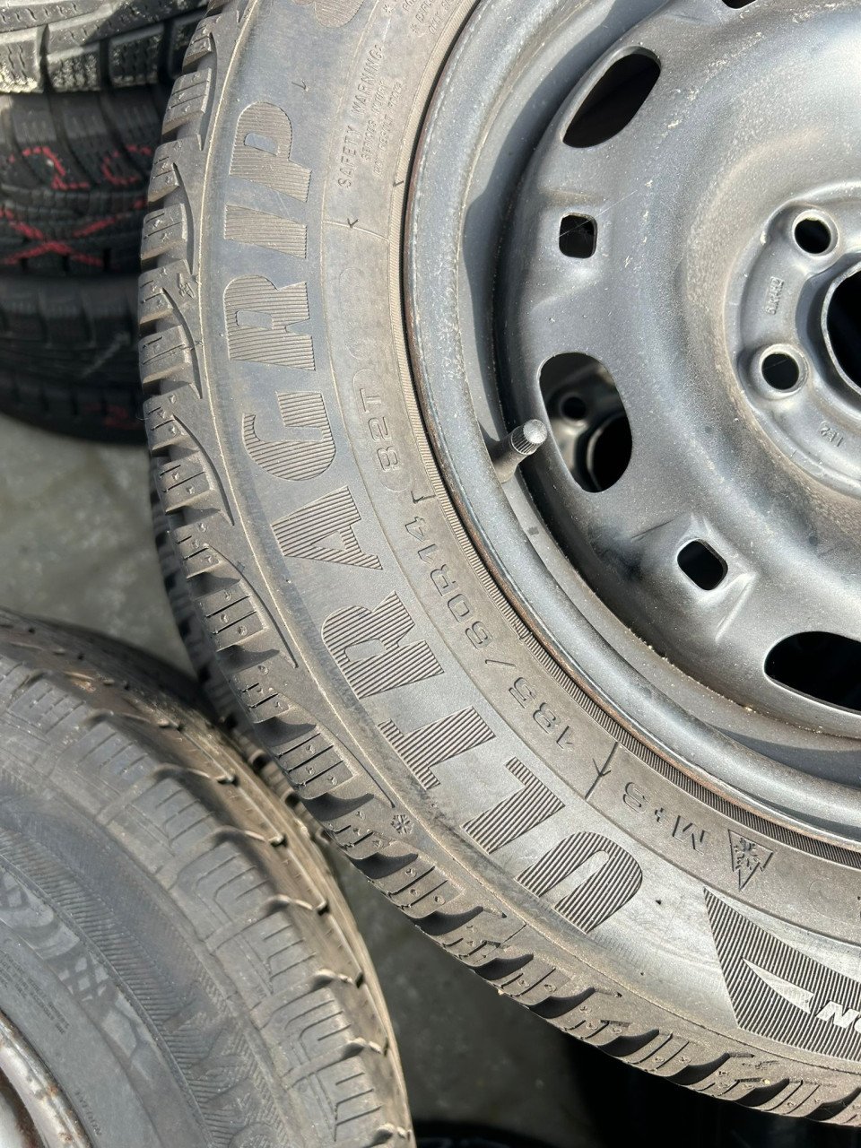 VOLKSWAGEN STALEN VELGEN GOODYEAR ULTRAGRIP BANDEN 14 INCH