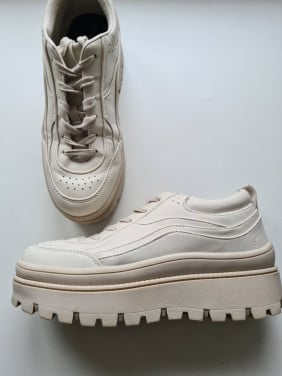 Zara ecru , beige veter schoen met grove zool  Maat 40
