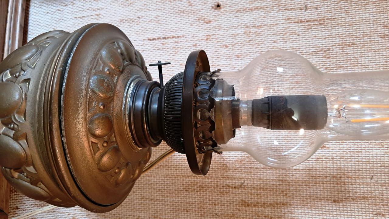 Stijlvolle goudkleurige antieke olielamp – nu elektrisch