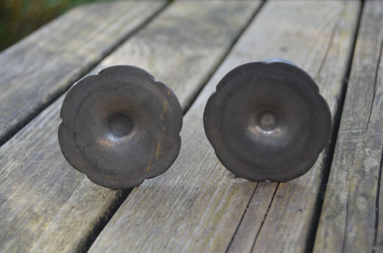 2 Tinnen Art Nouveau / Jugendstil tinnen eierdopjes