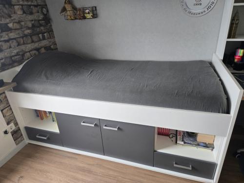 Mooie halfhoogslaper te koop aangeboden.