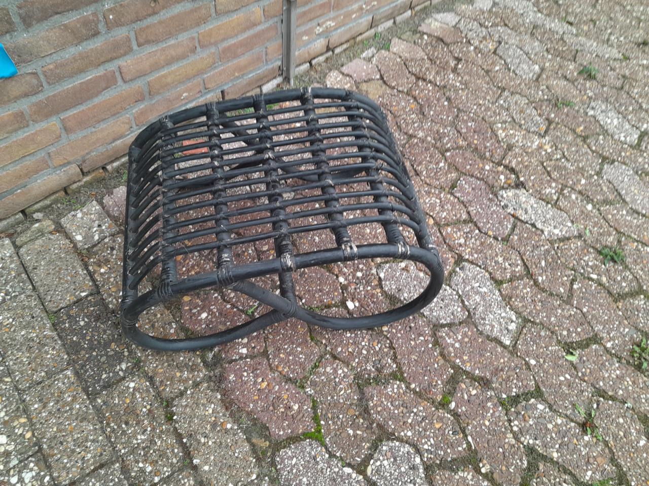 Zwarte rotan hocker incl kussen