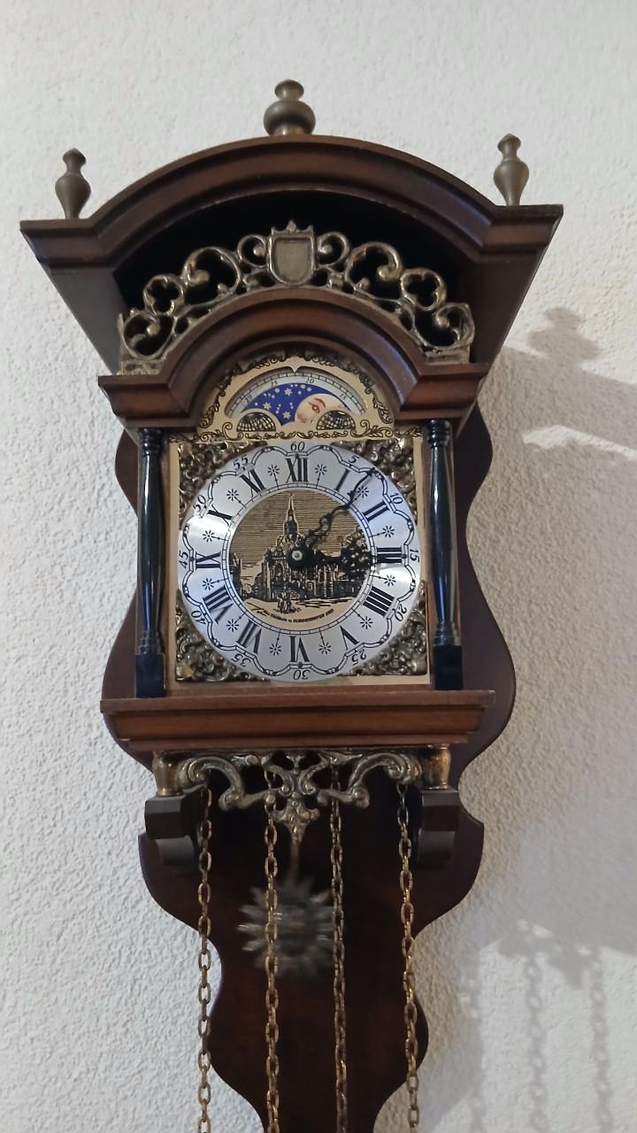 Klok  bim bam elk halfuur met gewichten best al oud hangklok