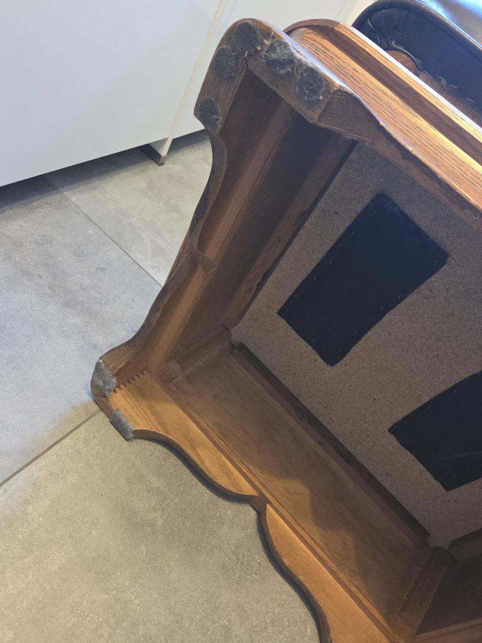 Bruin lederen poef / hocker met massief eikenhout onderstel