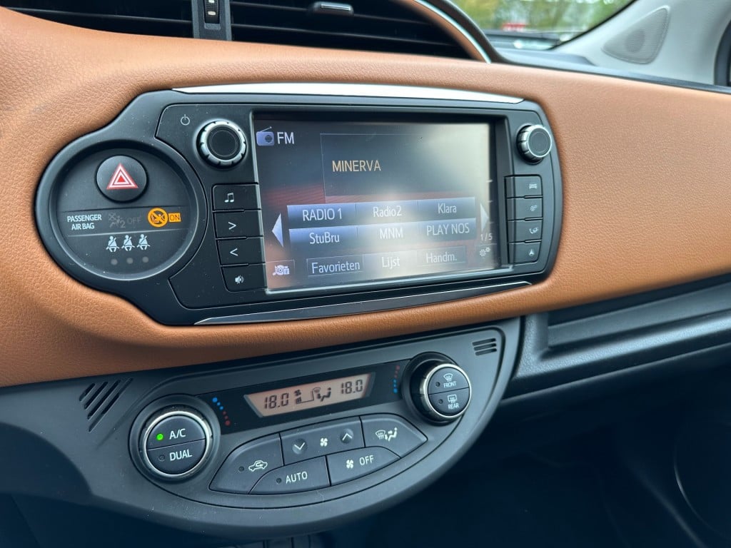 Toyota Yaris 1.3 vvt-i style automaat camera cruise control navi bluetoo