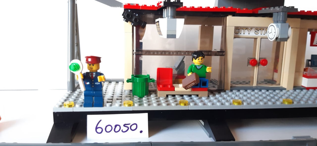 Lego City treinstation 60050: met taxi en 5 minifiguren