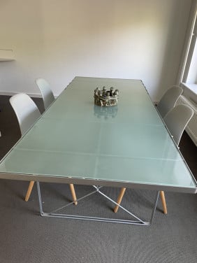 Mooi matglazen vergader-of eettafel met 4 stoelen