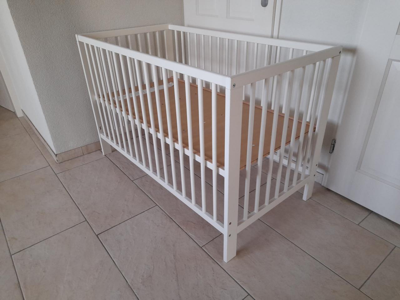 Wit ledikantje ( in goede staat )