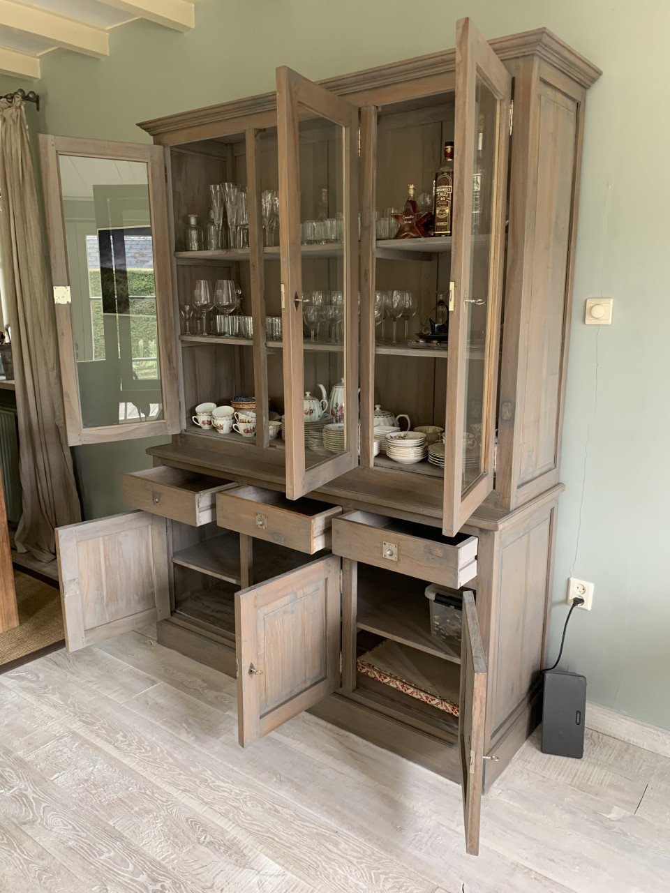 Houten vitrinekast