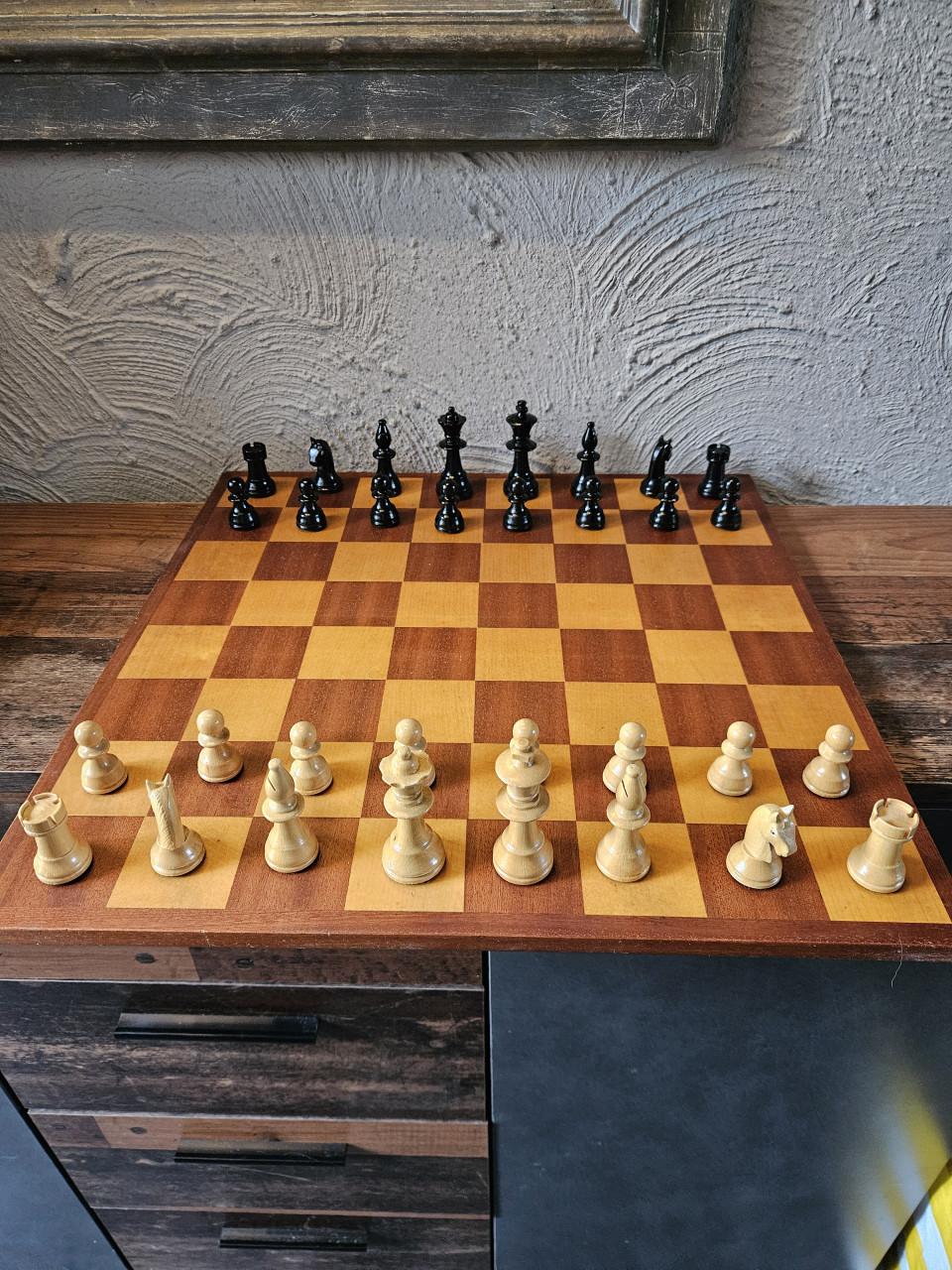 Vintage groot schaakspel met houten bord en Schaakstukken