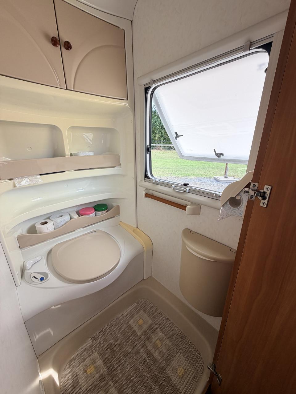 Hobby 410 SFE caravan met voortent en mover (zeer compleet!)