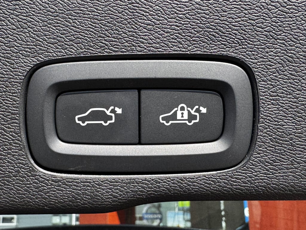 Volvo XC60 2.0 t6 plug-in hybrid awd plus black edition