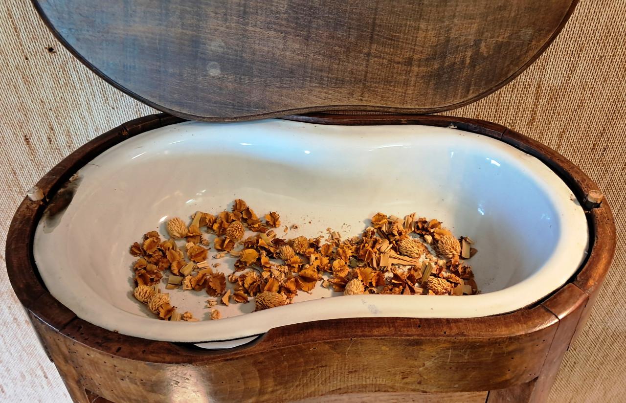 Bijzonder antiek bijzet tafeltje met een verstopt bidetje.