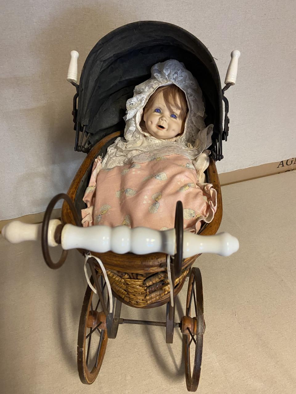 🪑🛒 Te koop: Vintage houten kinderstoel en poppenwagen