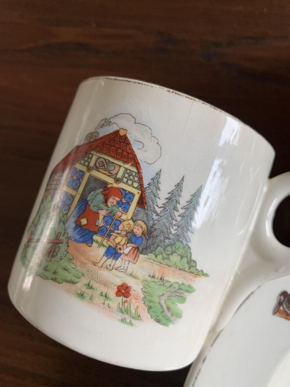 Een set van vijf vintage kinder serviesstukken