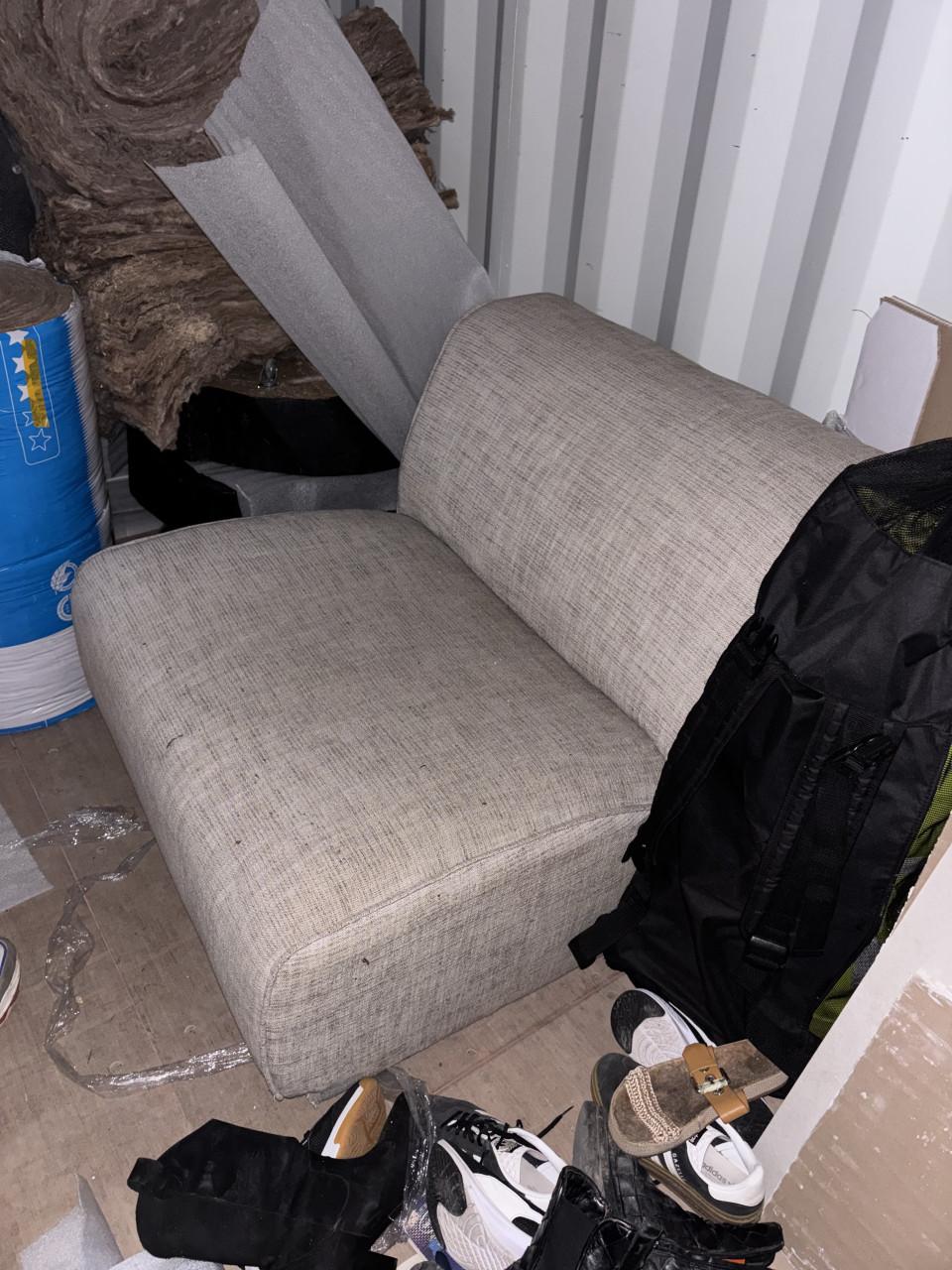 Stoel/hocker, mooie stof, vanwege verbouwing en nieuwe meubels overbodig