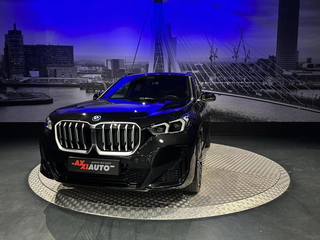BMW X1 xdrive25e m-pakket *pano*hud*360camera*driveass*20 inch*