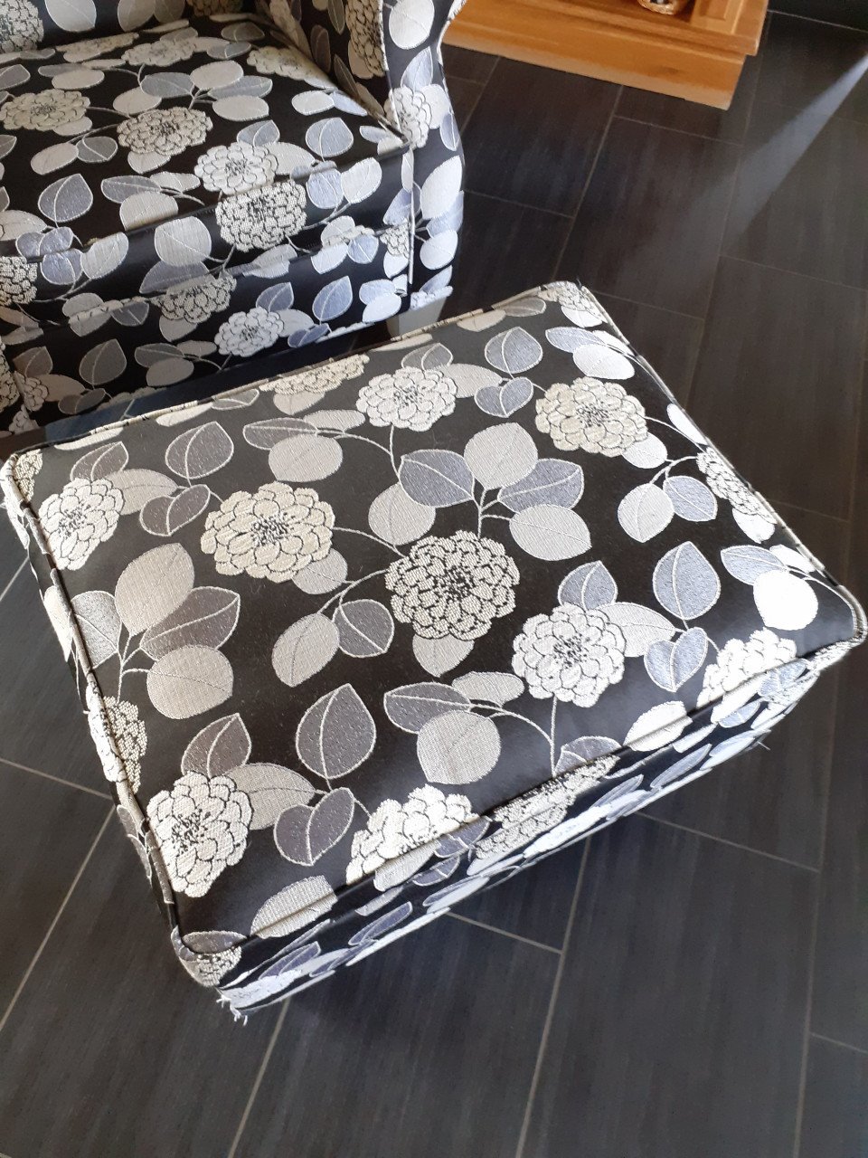 Mooie luxe fauteuil met bijpassende hocker.
