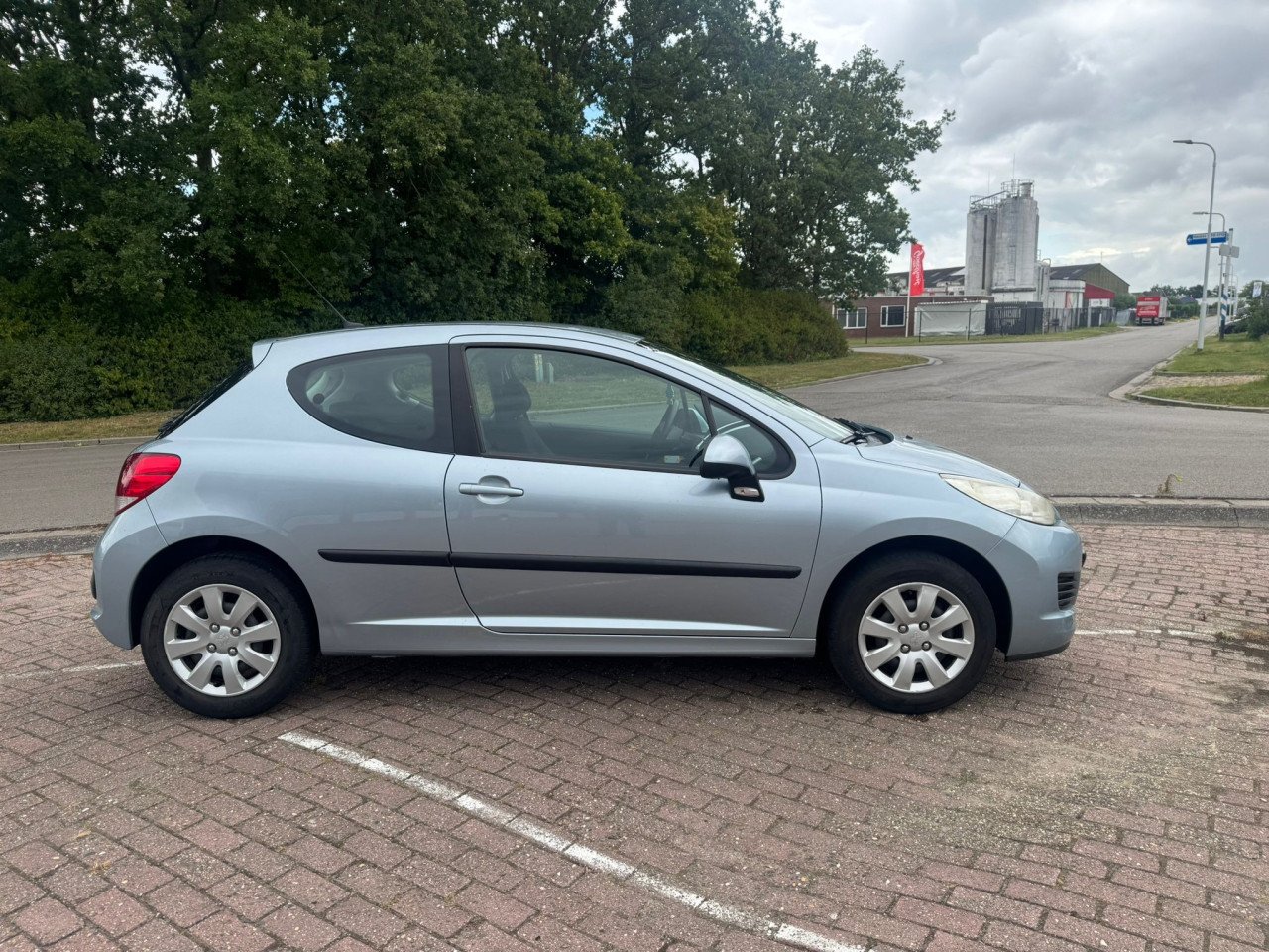 Peugeot 207 bj 2009  1850 euro