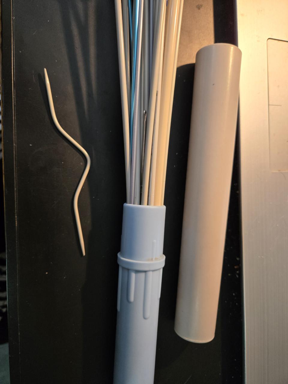 Verzameling breinaalden in diverse maten en materialen,