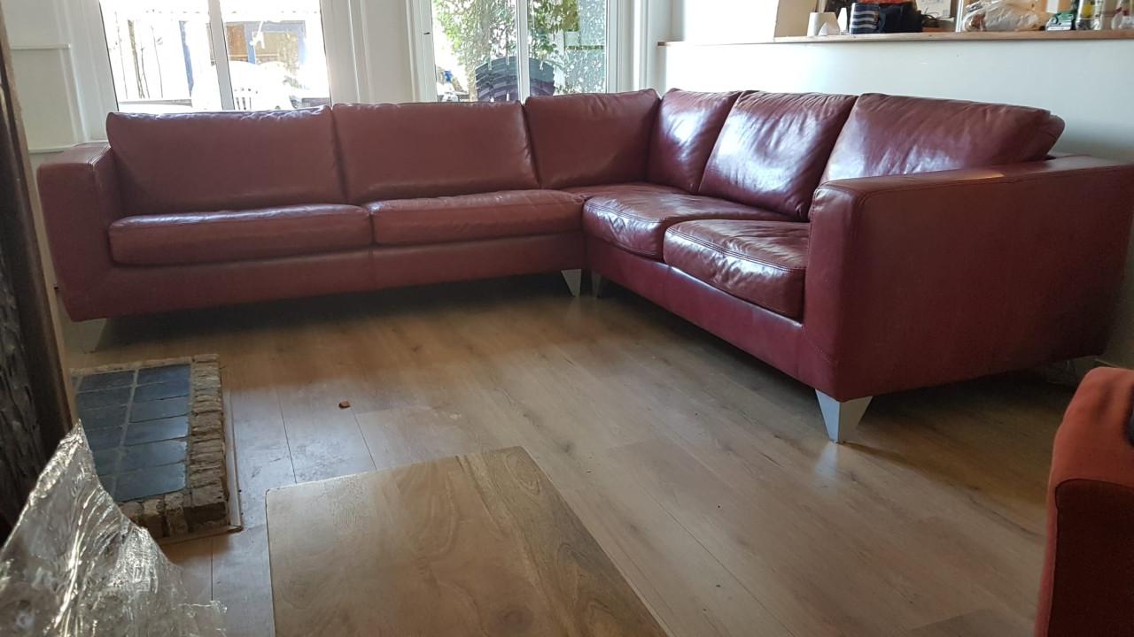 Zeer mooie design hoekbank in bordeauxrood leer