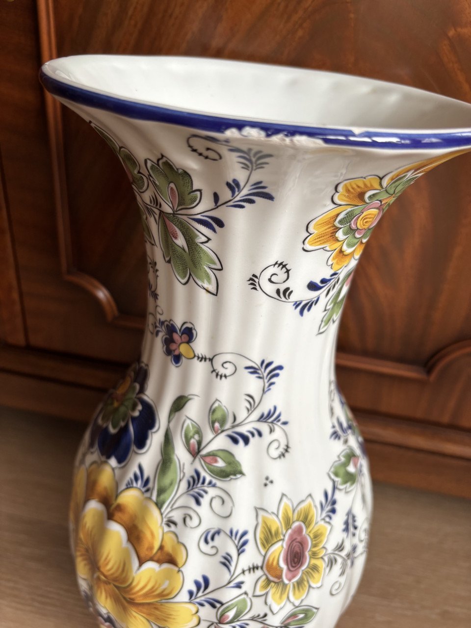 GROTE VINTAGE HAND BESCHILDERDE VAAS