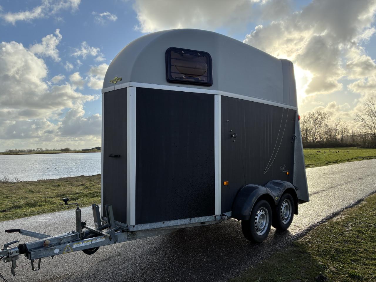 Hoge 1,5 paards Humbaur Single met alubicomp bodem b.j. 2016