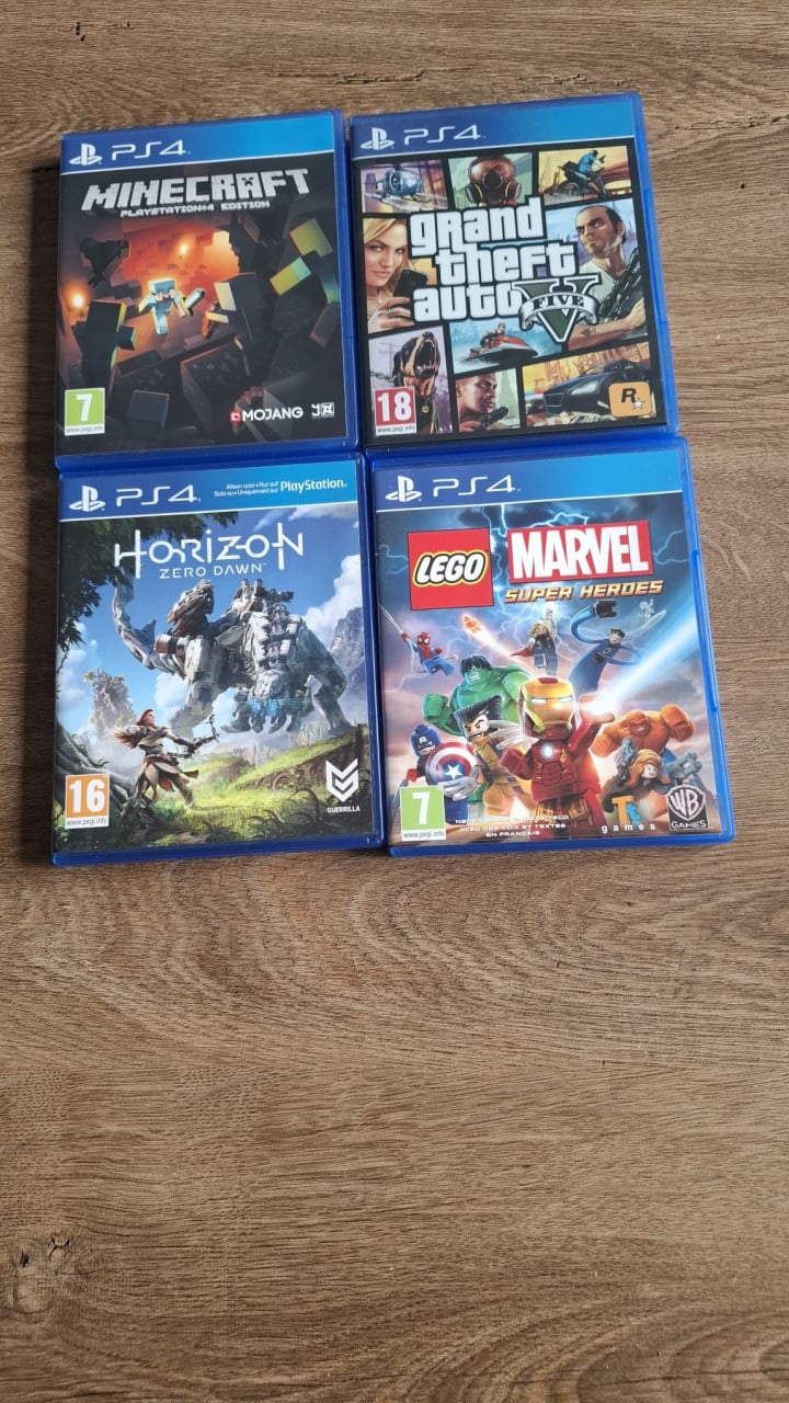 Playstation 4 met 2 controllers en 4 games